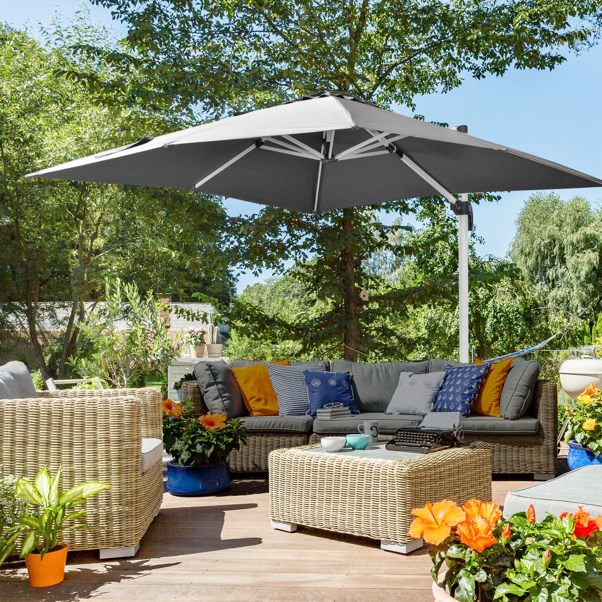 Outsunny 3 x 3(m) Cantilever Roma Parasol, Square Garden Umbrella with Cross Base, Crank Handle, Tilt, 360\'c2\'b0 Rotation and Aluminium Frame, Grey