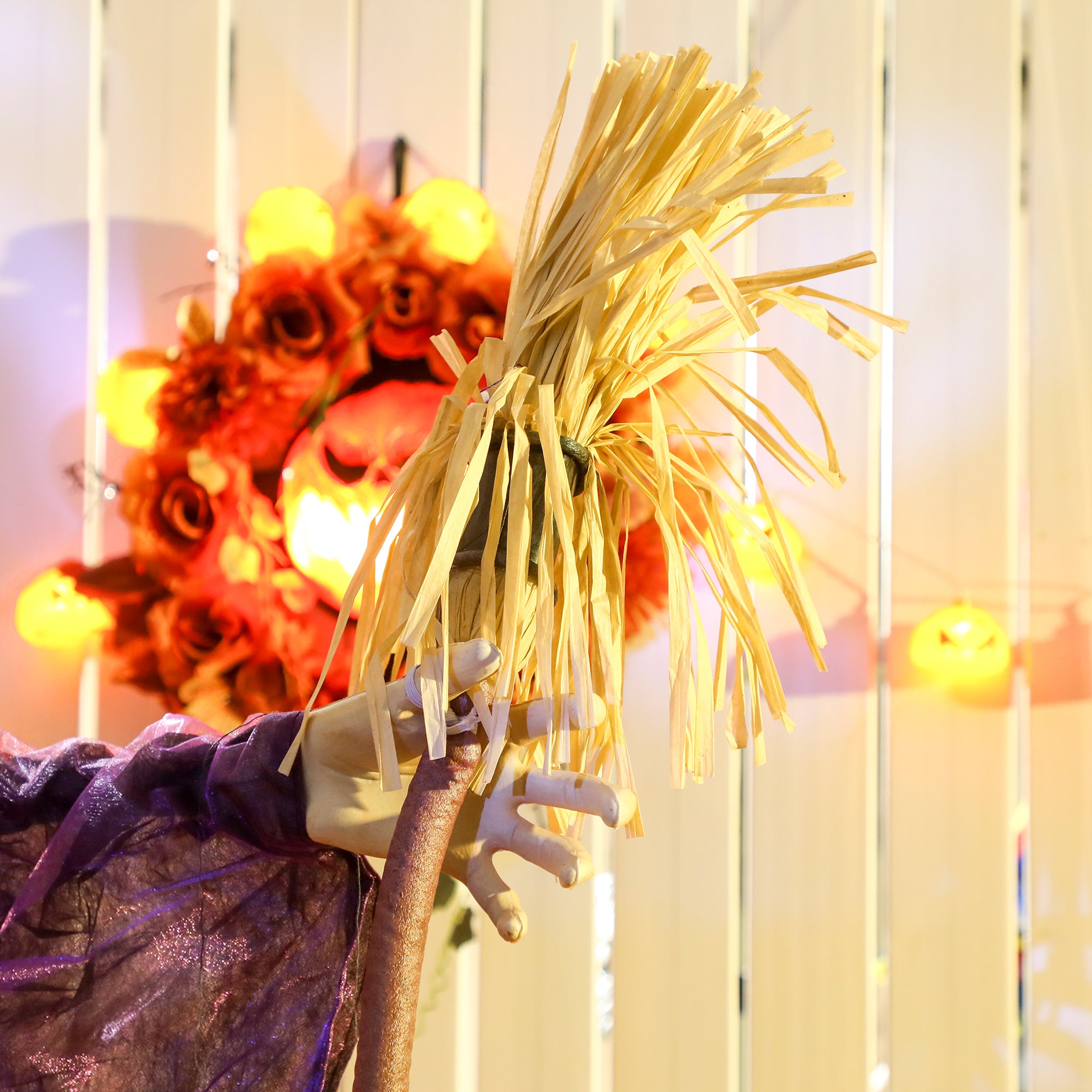 Outsunny 6ft Animated Witch Decoration, with Sound - Purple/White