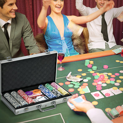 SPORTNOW 300-Piece Poker Chips Set, Poker Set with Mat, Chips, Two Card Decks, Dealer, Five Dices 