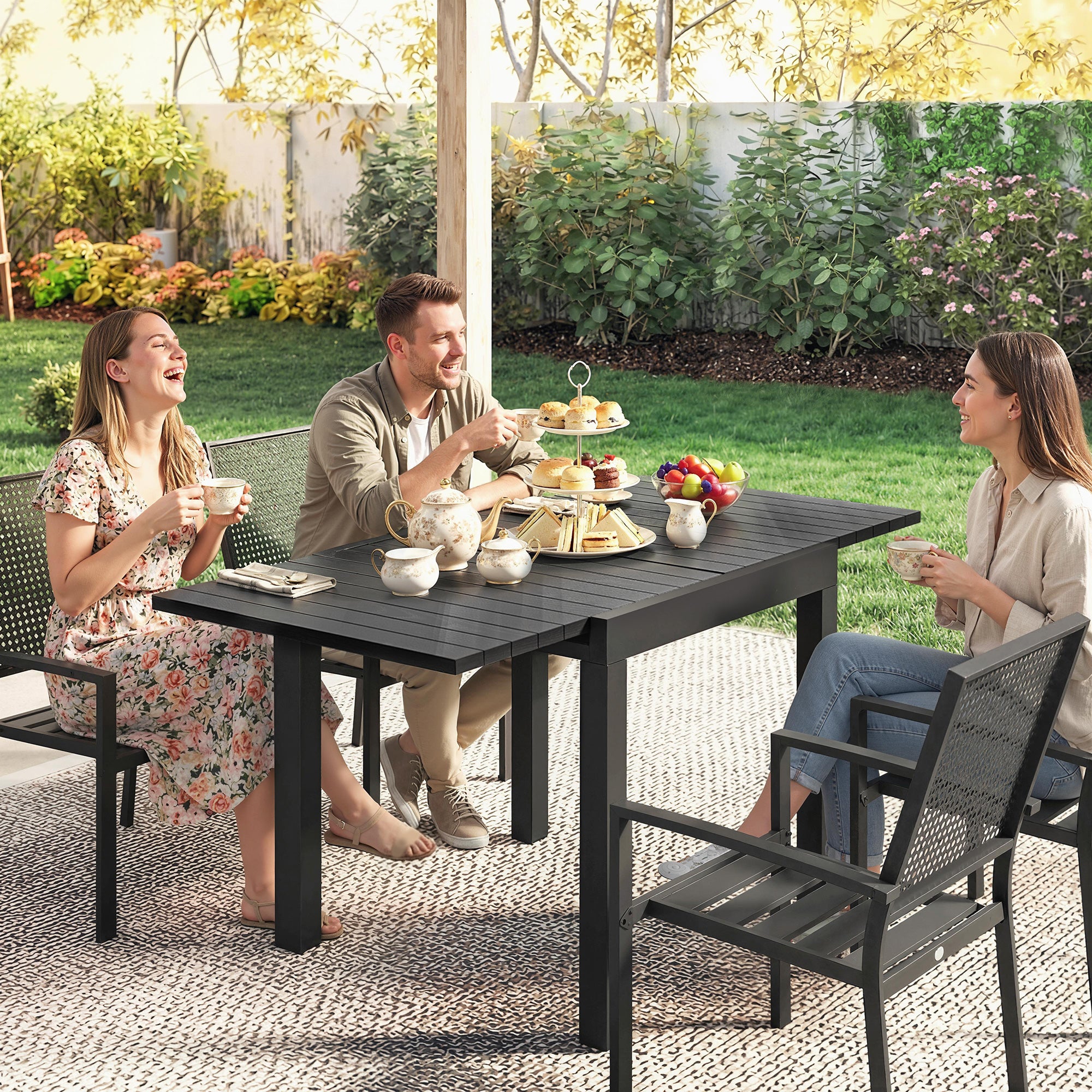 Outsunny Extending Garden Table for 4-6, Aluminium Outdoor Dining Table with Faux Wood Slatted Top, Black 