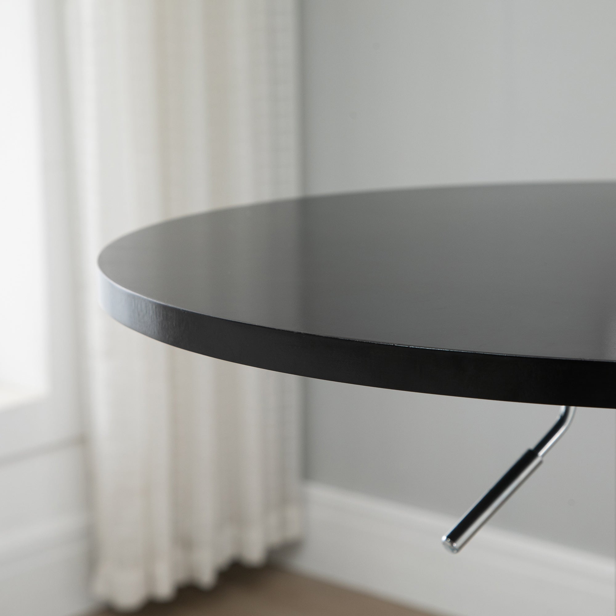 HOMCOM Round Height Adjustable Bar Table Counter Pub Desk with Metal Base for Home Bar, Dining Room, Kitchen, Black 