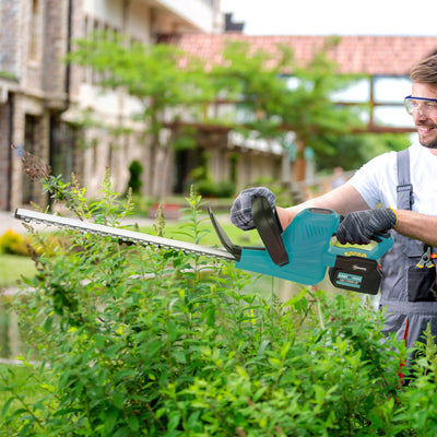 Outsunny Cordless Hedge Trimmer, Electric Hedge Cutter with 51cm Blade, Brushless Motor and 2 Batteries for Branches, Shrubs, Twigs, Blue 