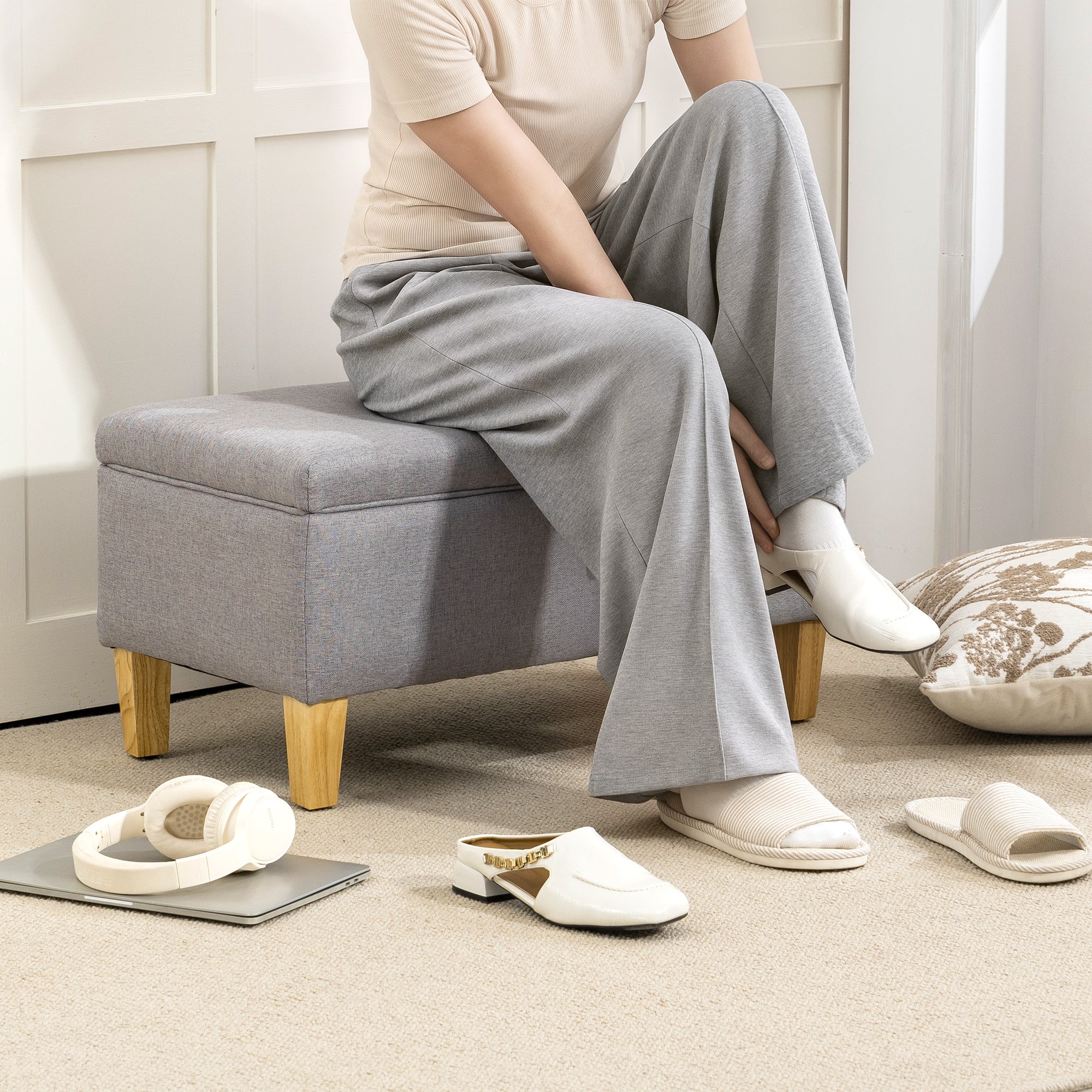 HOMCOM 30L Linen Storage Ottoman Padded Footstool with Rubberwood Legs for Storage Box, Bed End, Shoe Bench, Seating, Light Grey