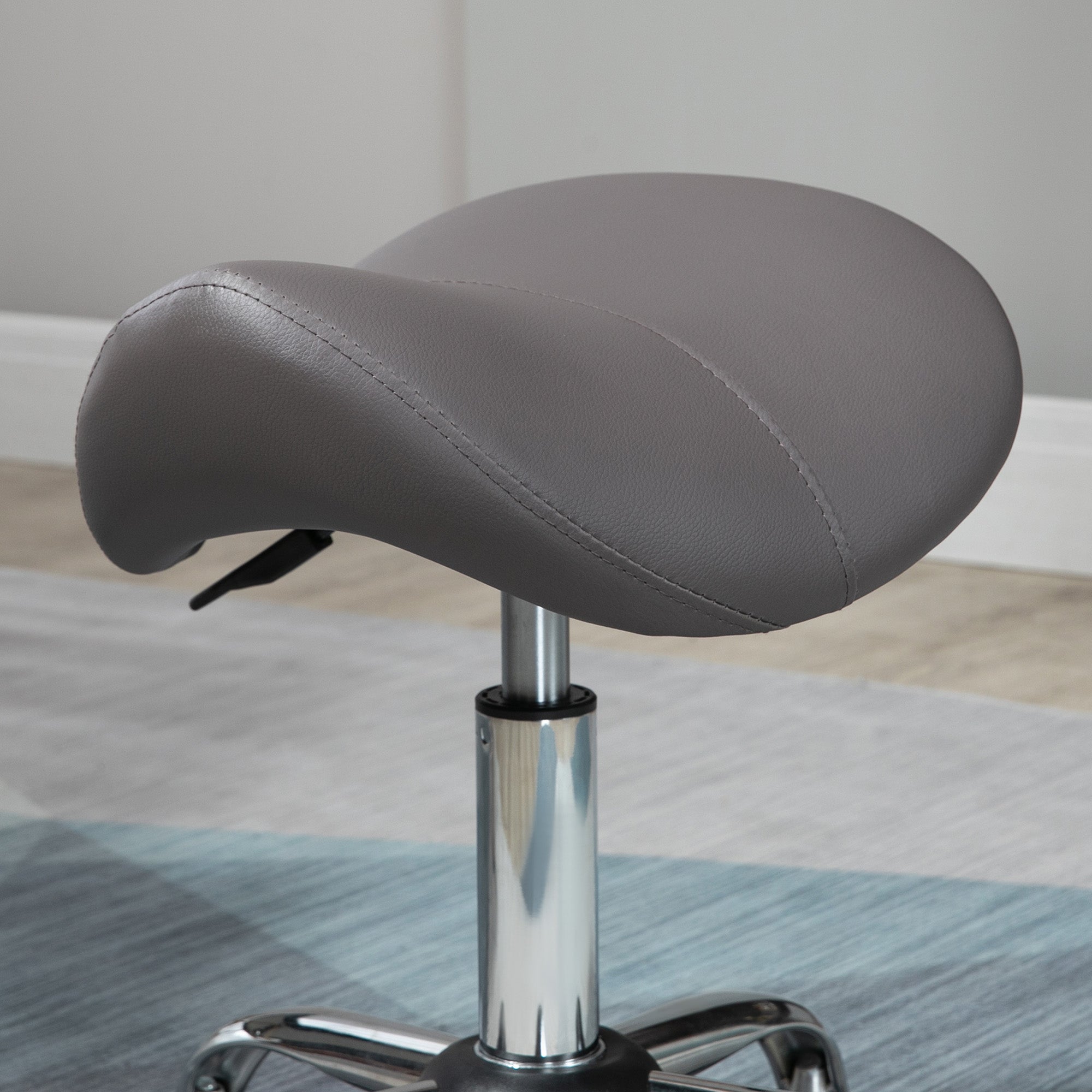 HOMCOM Cosmetic Stool 360\'c2\'b0 Rotate Height Adjustable Salon Massage Spa Chair Hydraulic Rolling Faux Leather Saddle Stool, Grey