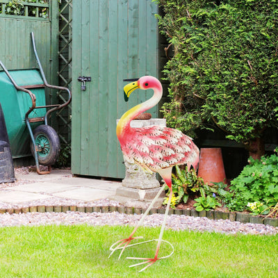 Outsunny Flamingo Garden Statue Ornament, Metal Bird Art Outdoor Statue, Standing Garden Sculpture Gift with Ground Stakes for Pond Landscape Decoration, Pink 