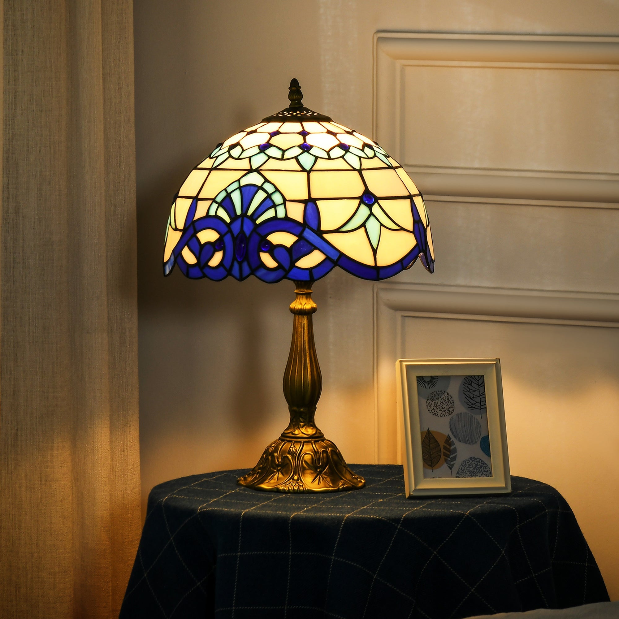 HOMCOM Stained Glass Table Lamp, Handmade Antique Bedside Lamp for Bedroom, Living room, Home, Nightstand, Decorative Night Light, Blue 