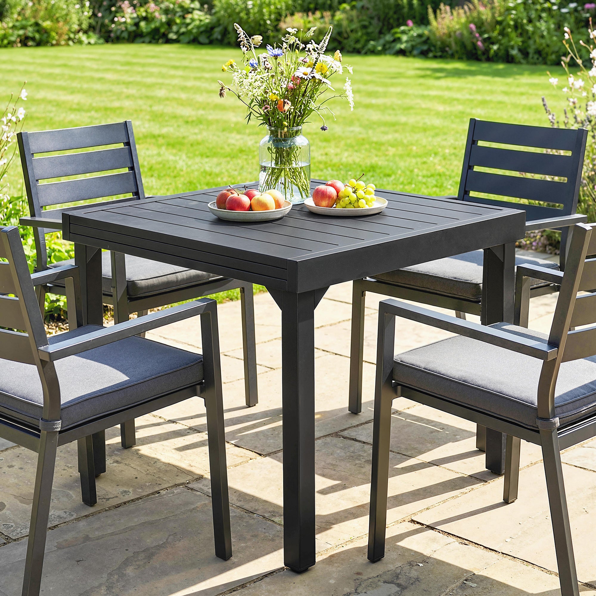Outsunny Expandable Patio Dining Table for 4-6 People, 80-160 cm Aluminium Extendable Outdoor Patio Table with Slatted Top, Black 