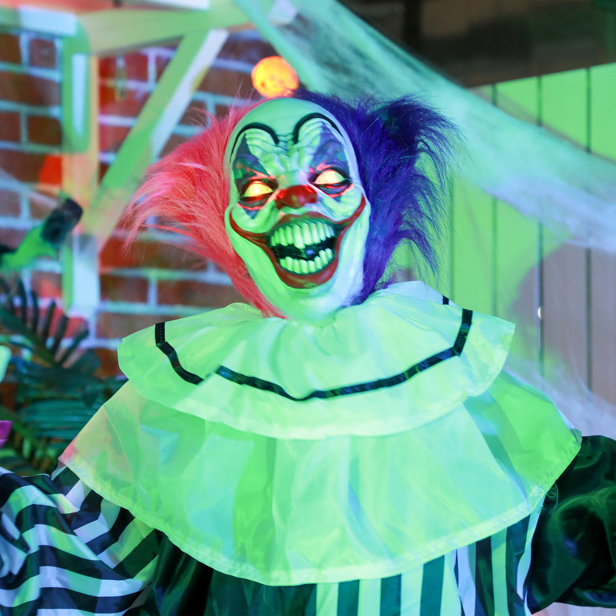 HOMCOM 5'6" Scary Laughing Clown Halloween Animatronic, with Glowing Eyes 