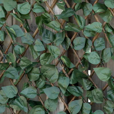 Outsunny 4 Pieces Expanding Trellis Fence, 2m x 1m Decorative Trellis with Artificial Leaves Garden Telescopic Hedge Privacy Screen Greenery Walls for Garden Balcony Home Decor 