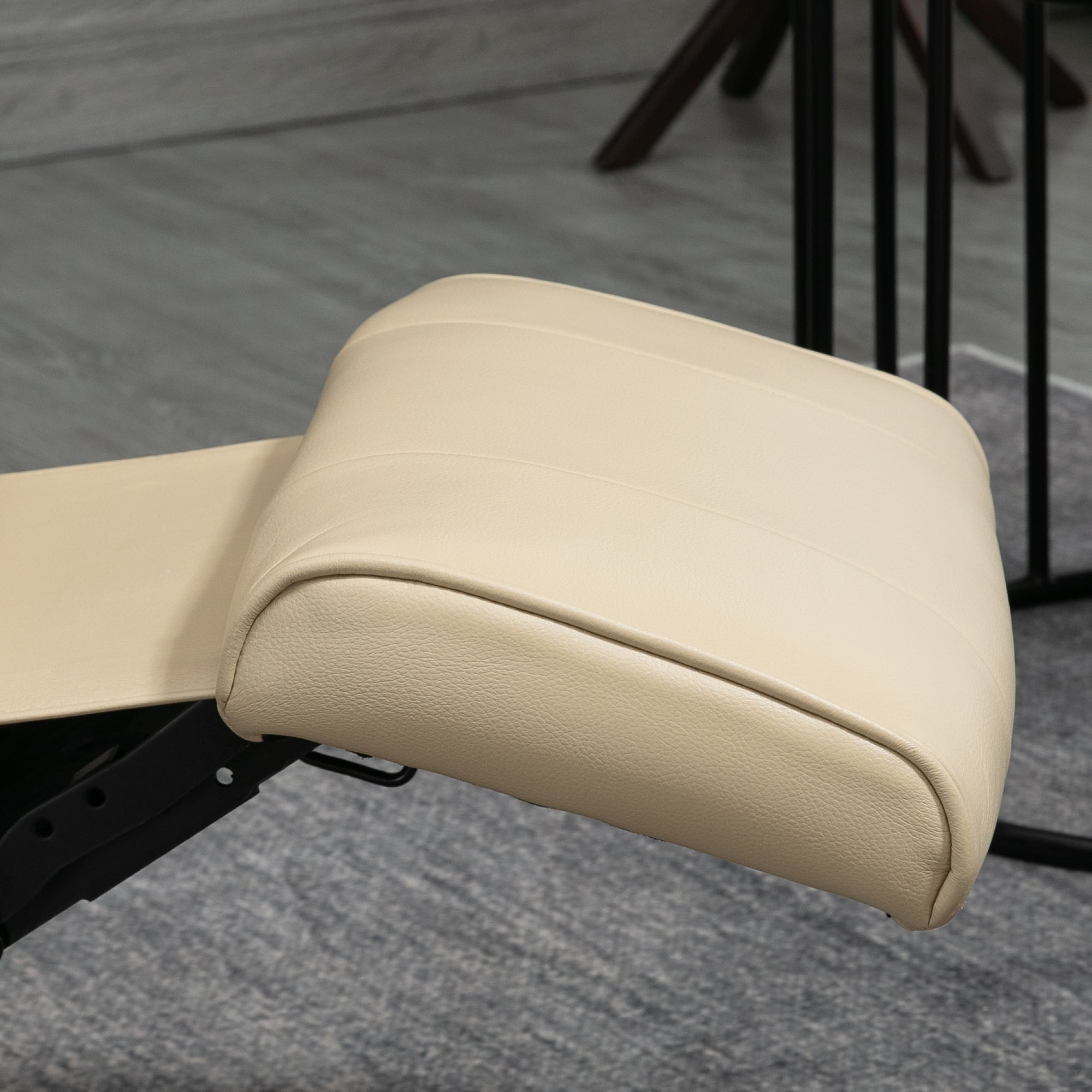 HOMCOM Faux Leather Armchair, with 145\'c2\'b0 Reclining Back and Footrest - Cream 