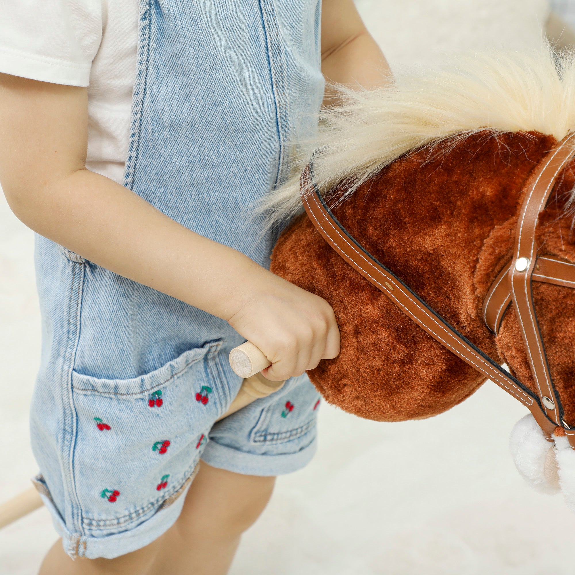 AIYAPLAY Stick Horse with Wood Wheels, Real Pony Neighing and Galloping Sounds, Grip Handle, 95 cm, Brown 