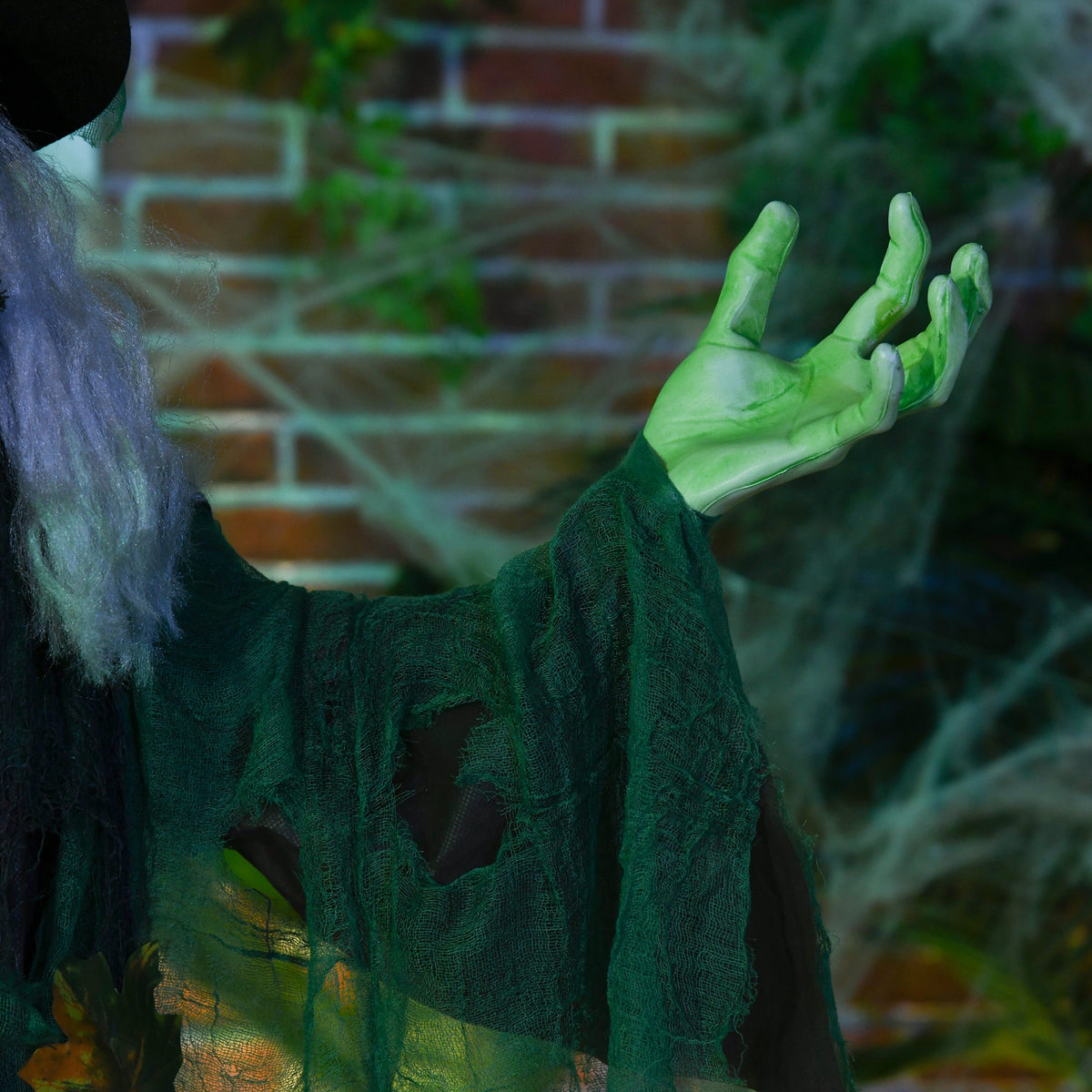 HOMCOM 6ft Halloween Witch Decoration, Outdoor Activated Prop with Light Up Eyes Magical Heart, Sound Activated 