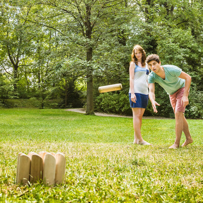 SPORTNOW Molkky Game, Wooden Skittles Throwing Game with 12 Skittles, 1 Throwing Pin and Carrying Box, Outdoor Games for Adults, Garden, Picnic, Beach, Party 