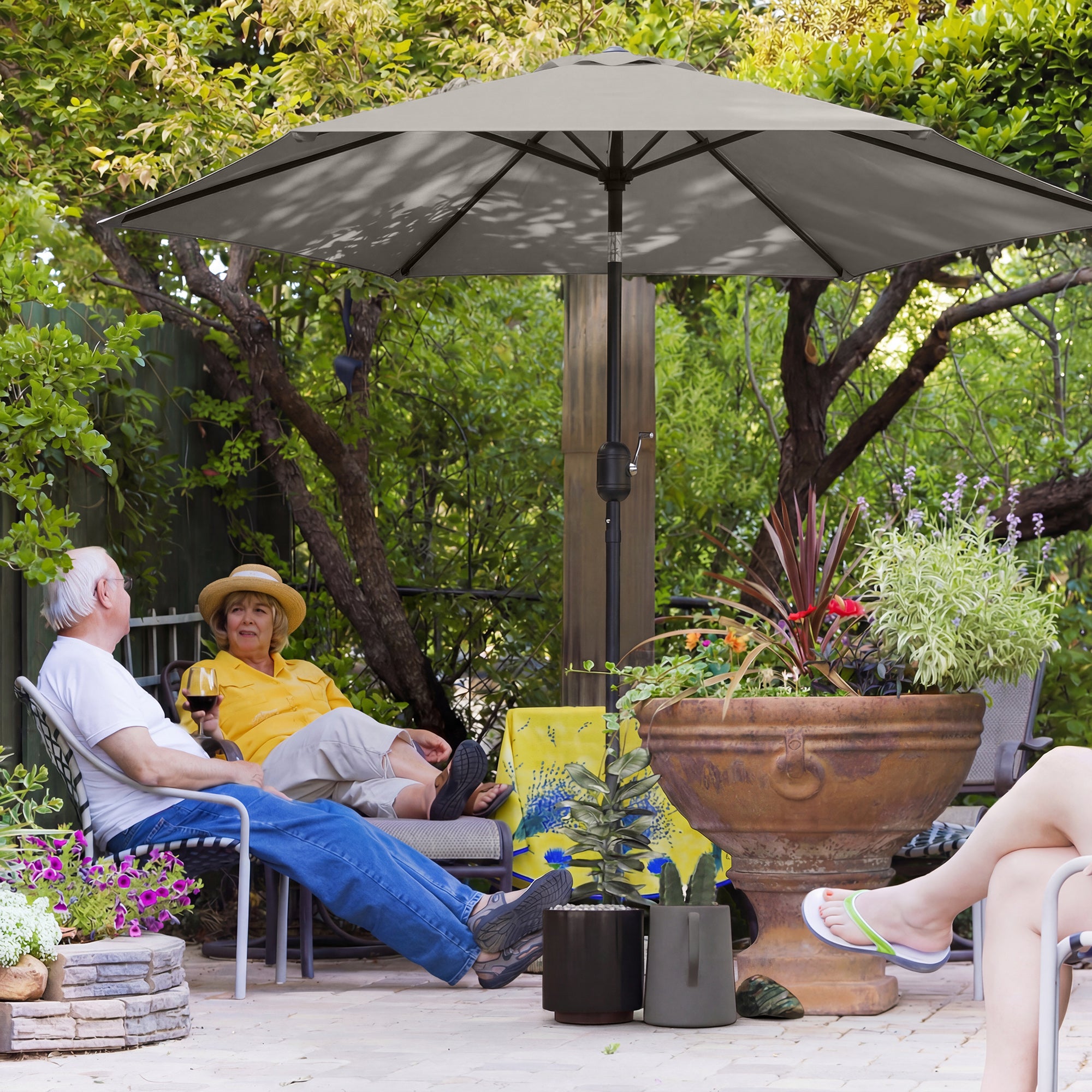 Outsunny 2.6 m Garden Parasol Umbrella with Aluminium Pole, Outdoor Patio Umbrella with Tilt and Crank, Vent, Light Grey 