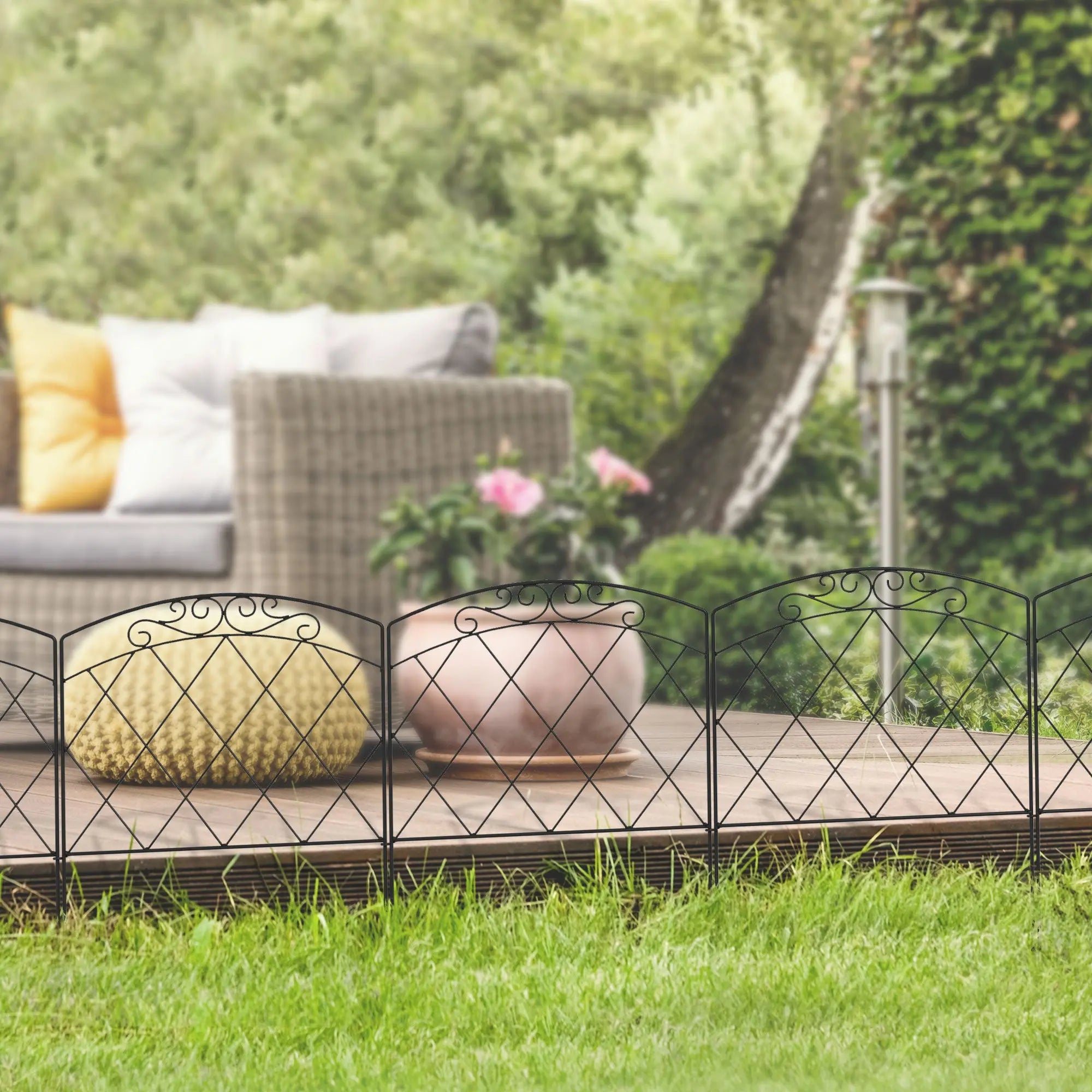 Outsunny 3m Decorative Metal Garden Fence - Diamond and Swirl Pattern 