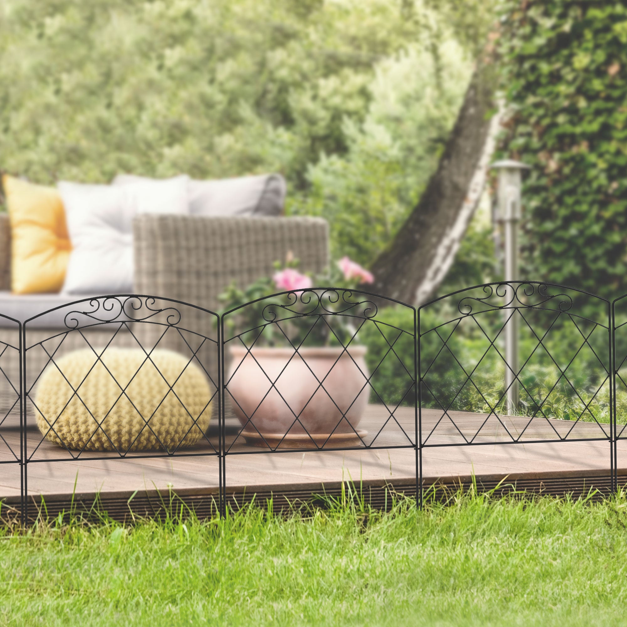 Outsunny 3m Decorative Metal Garden Fence - Diamond and Swirl Pattern 