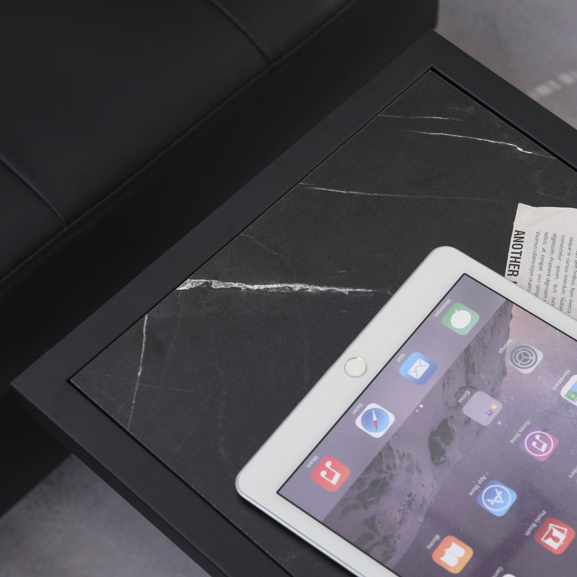 HOMCOM C Shape Bedside Table w/Metal Frame Marble-Effect Top Sofa Narrow Snack End Table for Living Room, Black 