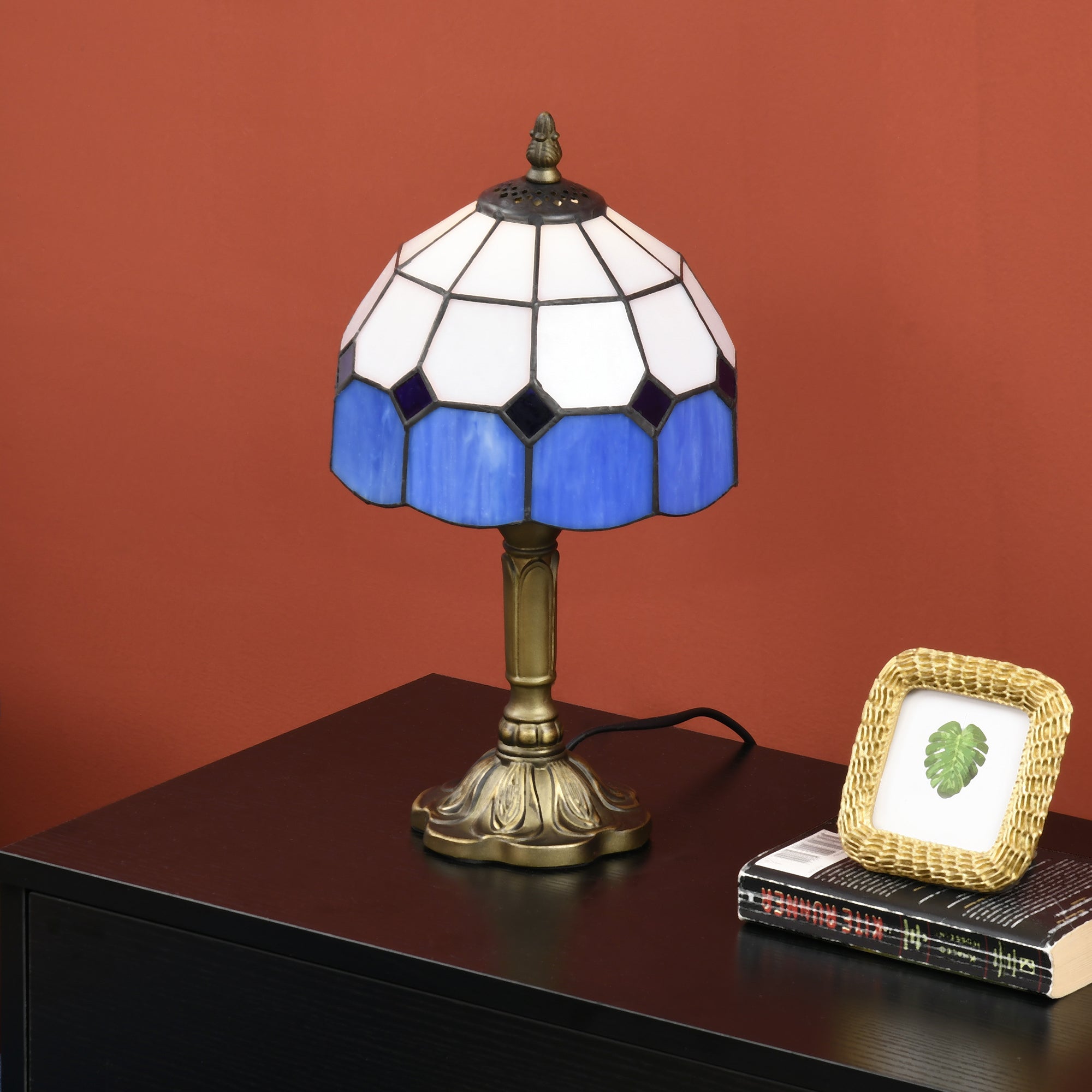 HOMCOM Handmade Stained Glass Table Lamp, Antique Bedside Lamp for Bedroom, Living room, Home, Nightstand, Decorative Night Light, Blue 