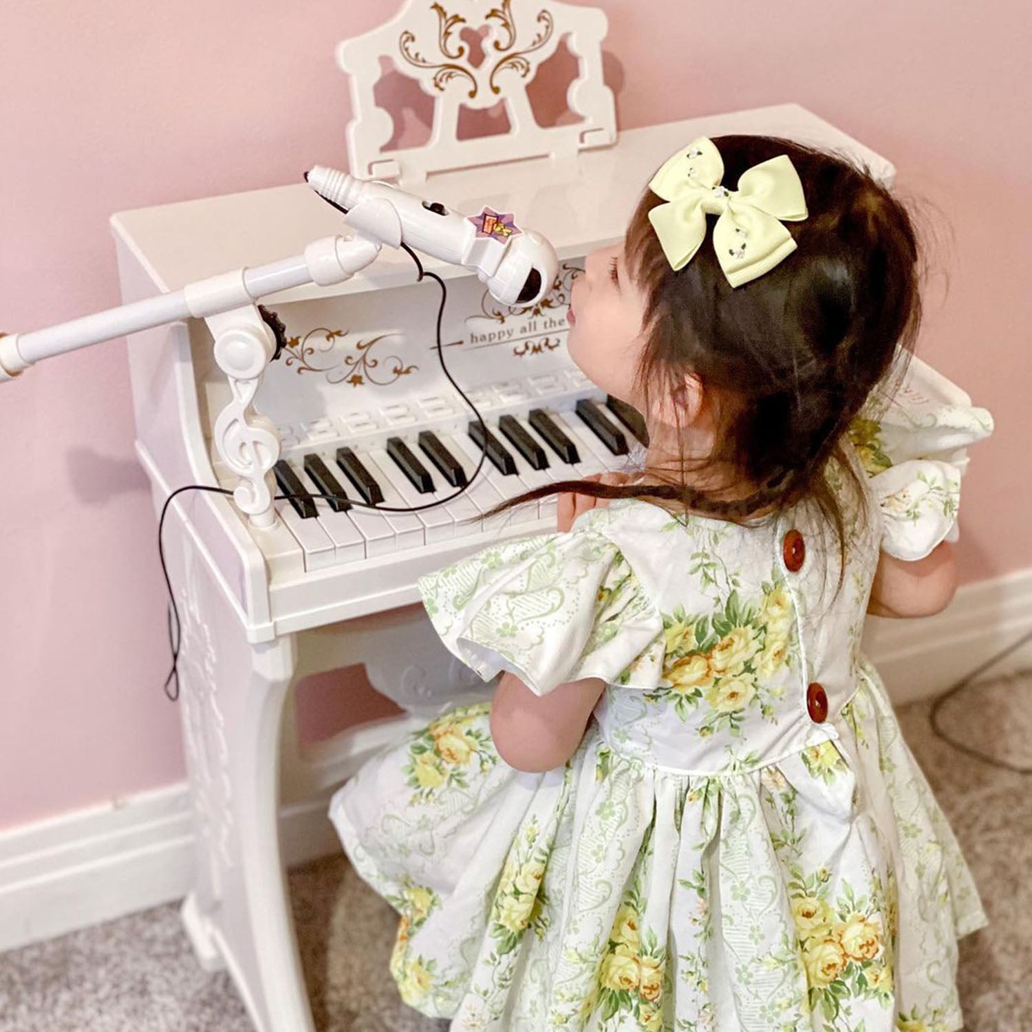 HOMCOM 37 Keys Kids Piano Mini Electronic Keyboard Light Kids Musical Instrument Educational Game Children Grand Piano Toy Set w/Stool & Microphone & Music Stand (White) 