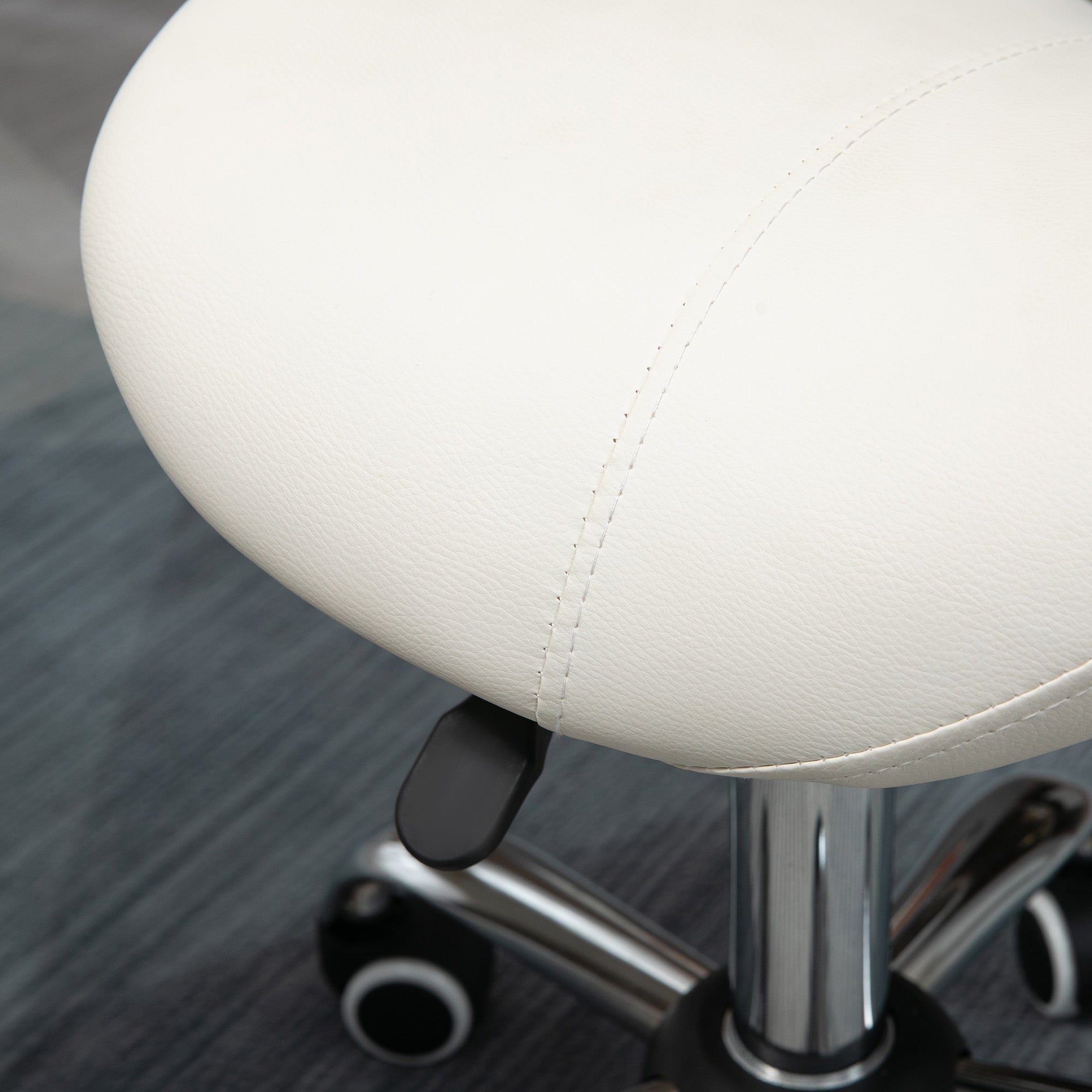 HOMCOM Cosmetic Stool 360\'c2\'b0 Rotate Height Adjustable Salon Massage Spa Chair Hydraulic Rolling Faux Leather Saddle Stool, Cream