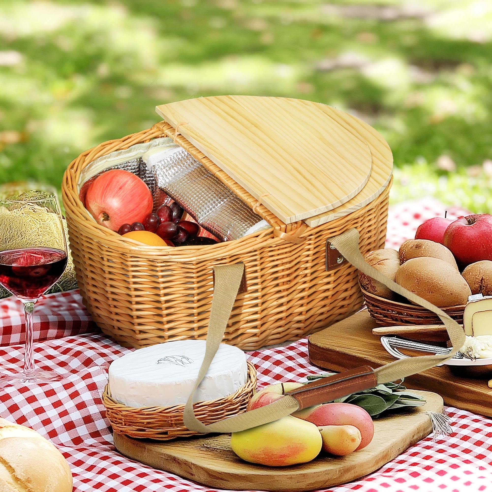 Outsunny Wicker Picnic Basket for 2 with Pine Wood Lid, Picnic Hamper with Cooler Compartment, Cutlery Service Kits, Carry Handle for Camping, Outdoor, Valentine Day, Chirtmas, Birthday, Light Brown 