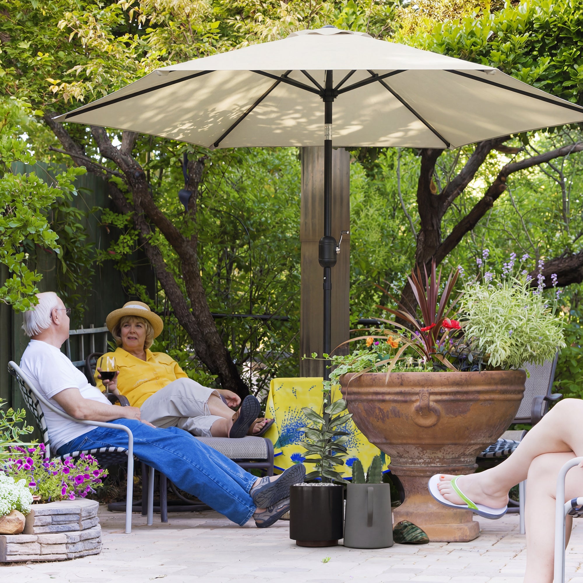 Outsunny 2.6 m Garden Parasol Umbrella with Aluminium Pole, Outdoor Patio Umbrella with Tilt and Crank, Vent, Cream White 