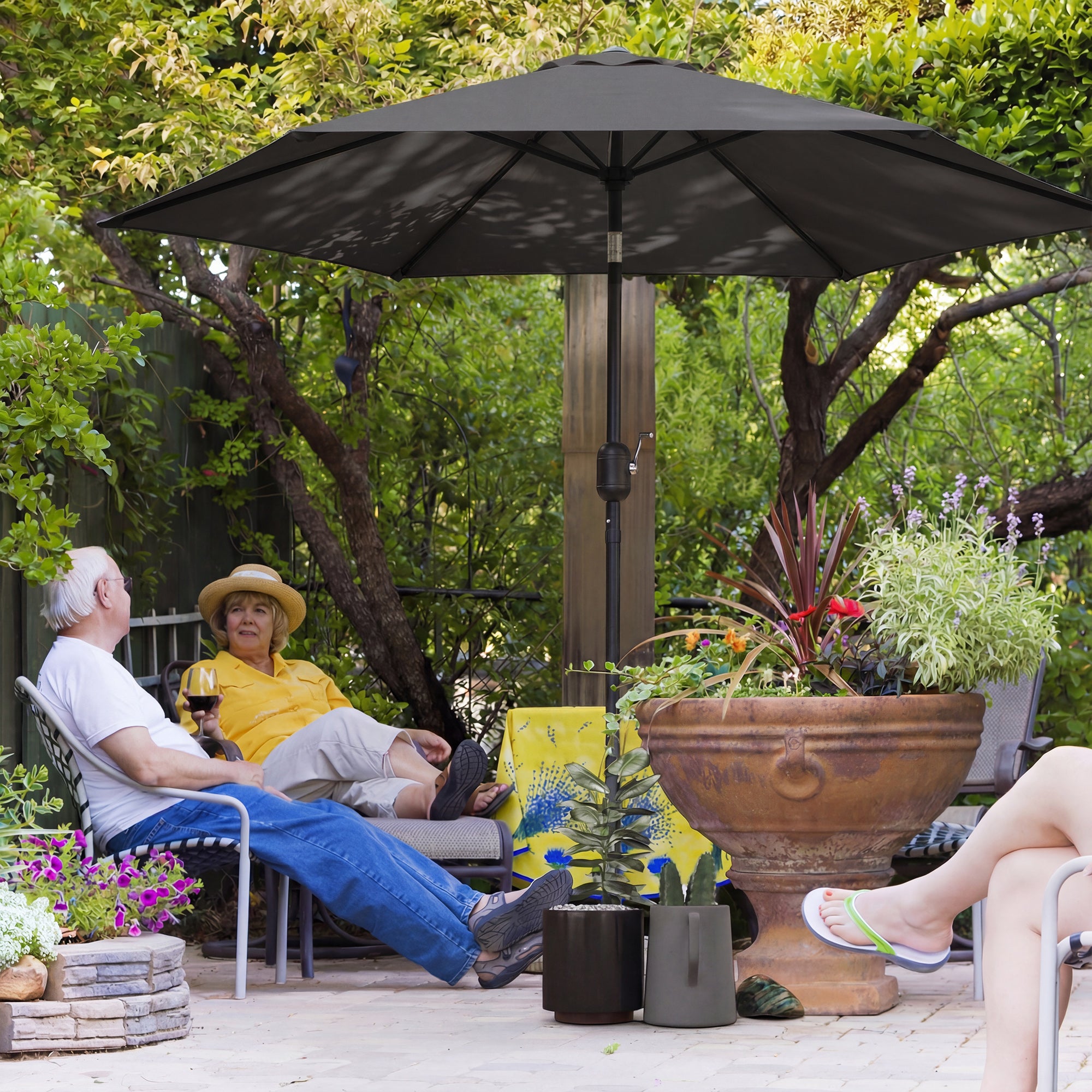 Outsunny 2.6 m Garden Parasol Umbrella with Aluminium Pole, Outdoor Patio Umbrella with Tilt and Crank, Vent, Black 