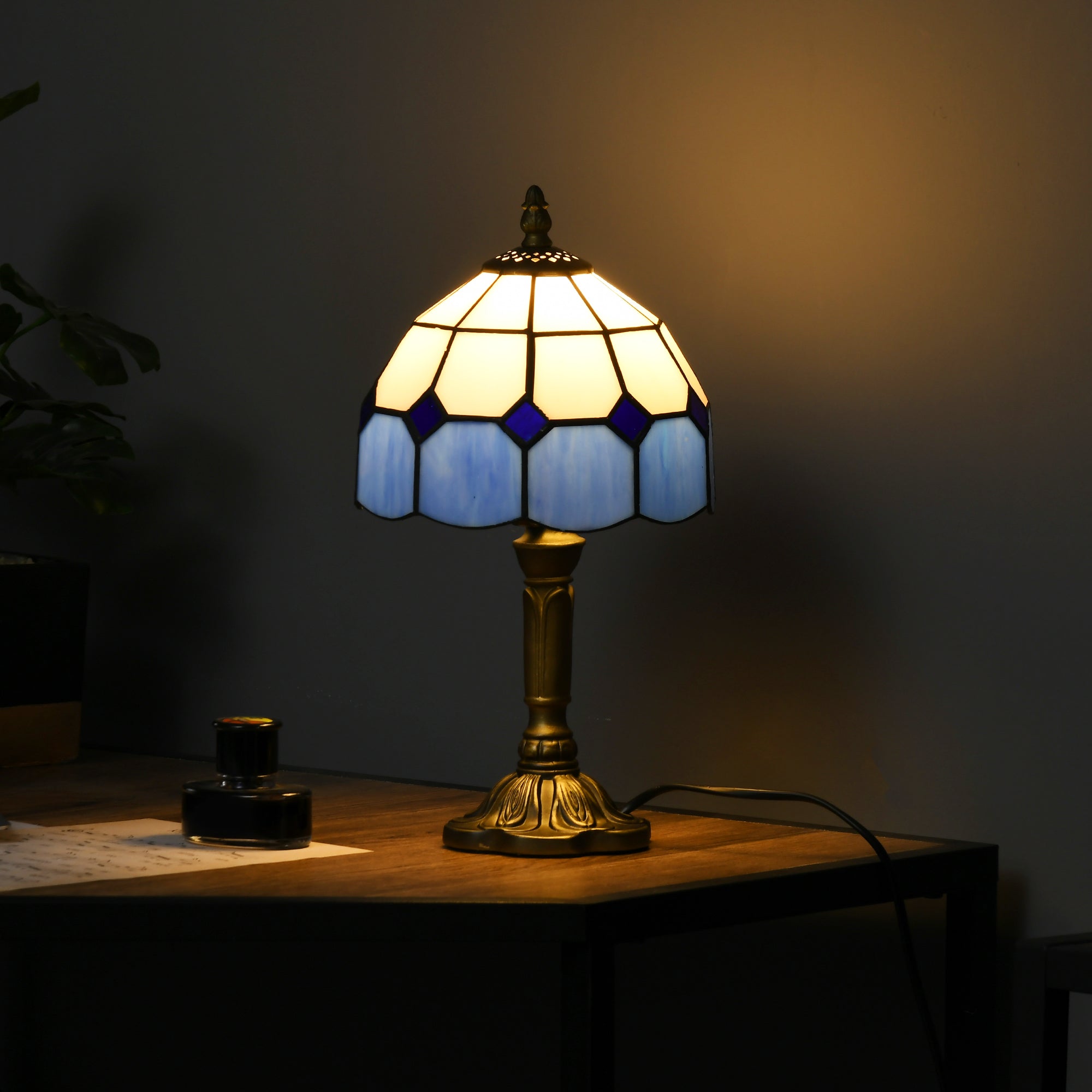 HOMCOM Handmade Stained Glass Table Lamp, Antique Bedside Lamp for Bedroom, Living room, Home, Nightstand, Decorative Night Light, Blue 