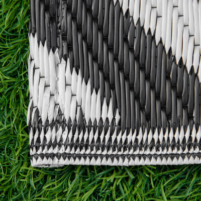 Outsunny 152 x 243 cm(5x 8ft) Outdoor Rug Reversible Mat Plastic Straw Rug Portable RV Camping Mat for Garden Deck Picnic Indoor, Black & White 