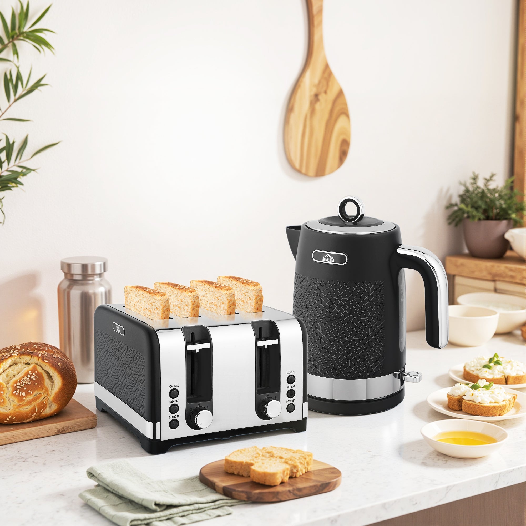 HOMCOM Sleek Textured Kettle and Four-Slice Toaster Set - Black 
