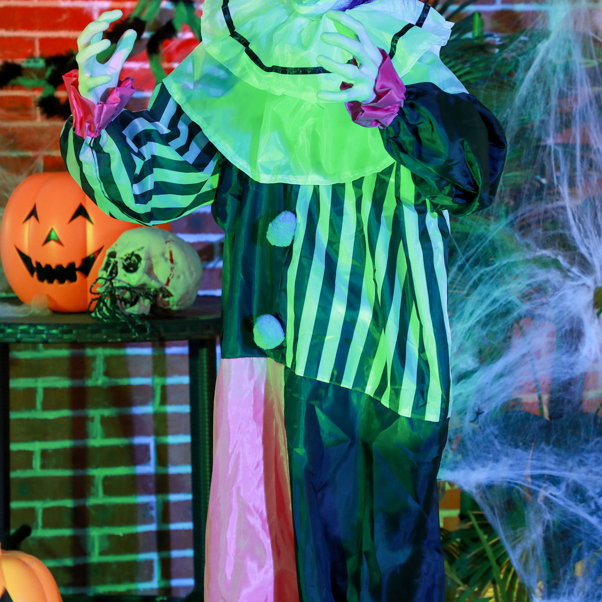 HOMCOM 5'6" Scary Laughing Clown Halloween Animatronic, with Glowing Eyes 