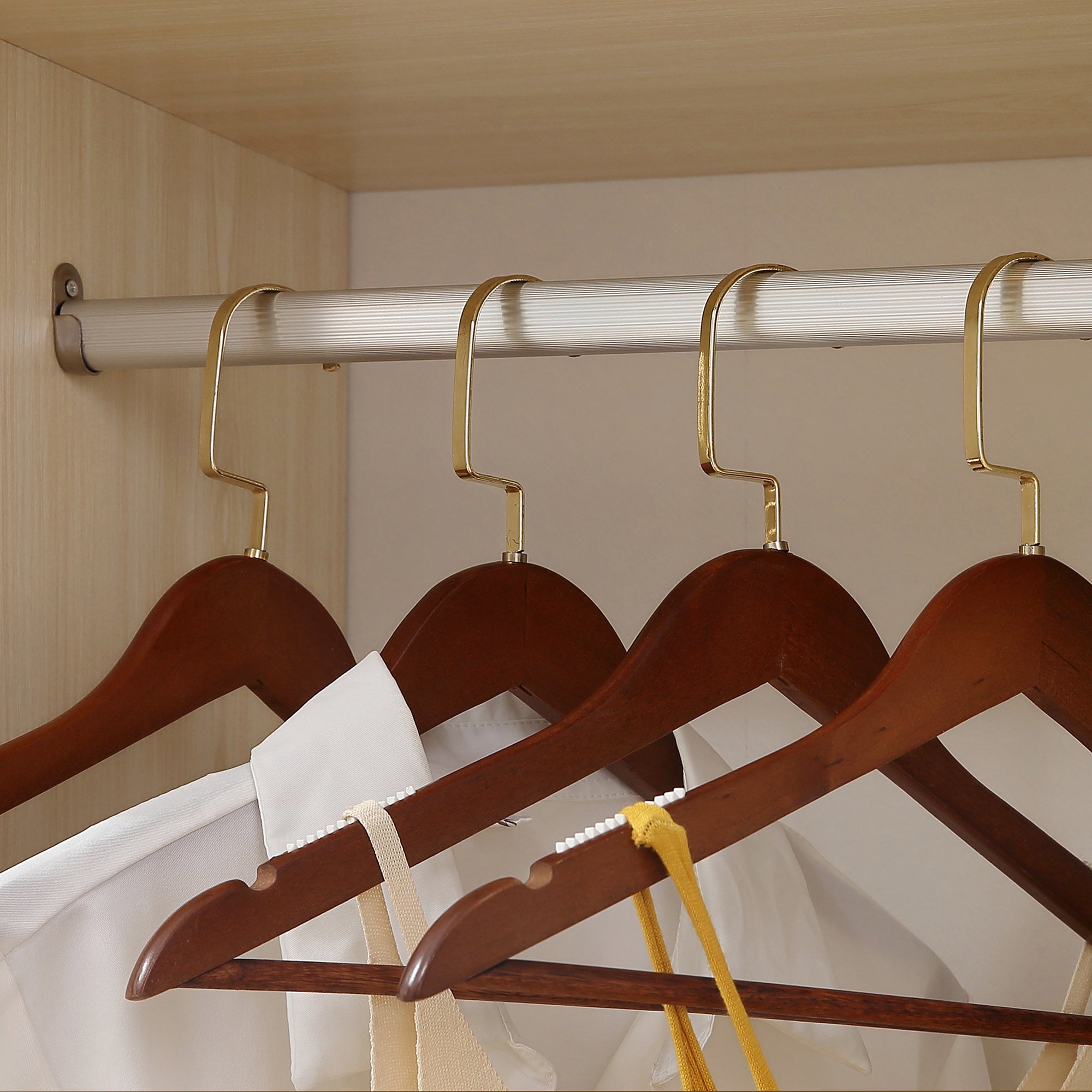 HOMCOM Open Wardrobe on Wheels, Bedroom Wardrobe with Clothes Hanging Rail, 3 Storage Shelves, Mobile Garment Rack for Cloakroom, Hallway, Maple Wood-Effect 