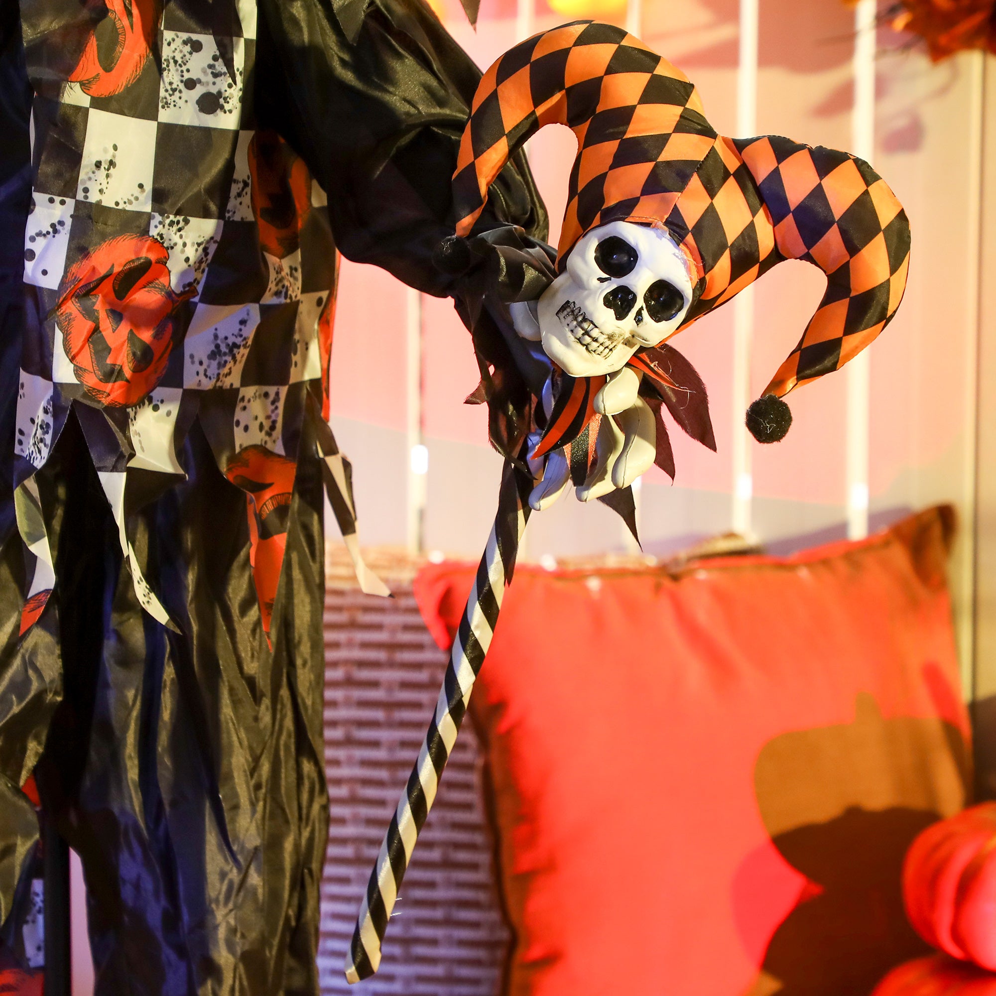 Outsunny 183 cm Life Size Halloween Animated Clown & Skull Staff with Red Light Up Eyes, Sound Activated Moving Arms & Head, Scary Clown Halloween Decorations, Battery Operated, Indoor Party Props