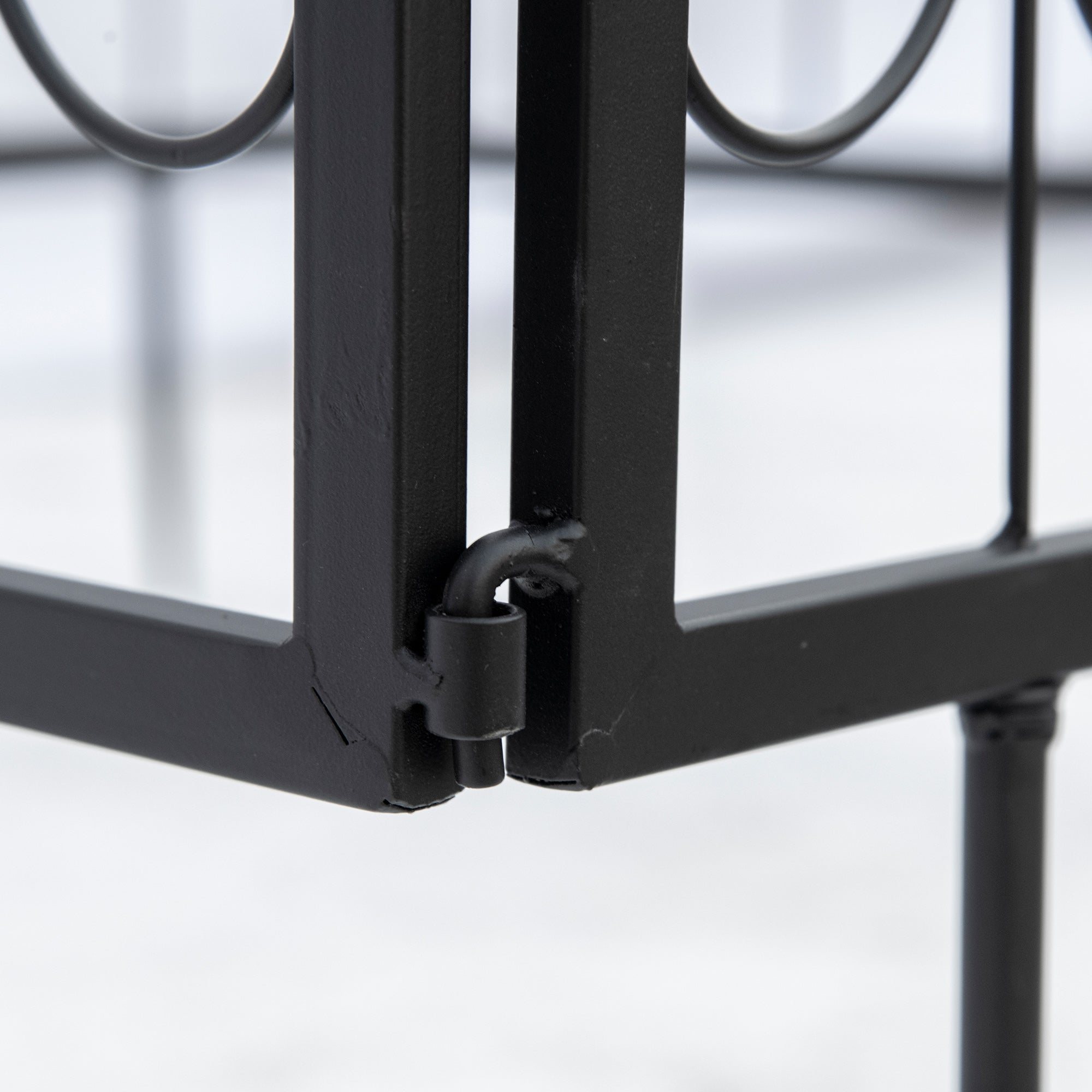 Outsunny Decorative Garden Fencing, 4PCs Outdoor Picket Fence Panels, Rustproof Metal Wire Landscape Flower Bed Border Edging Animal Barrier, Black 