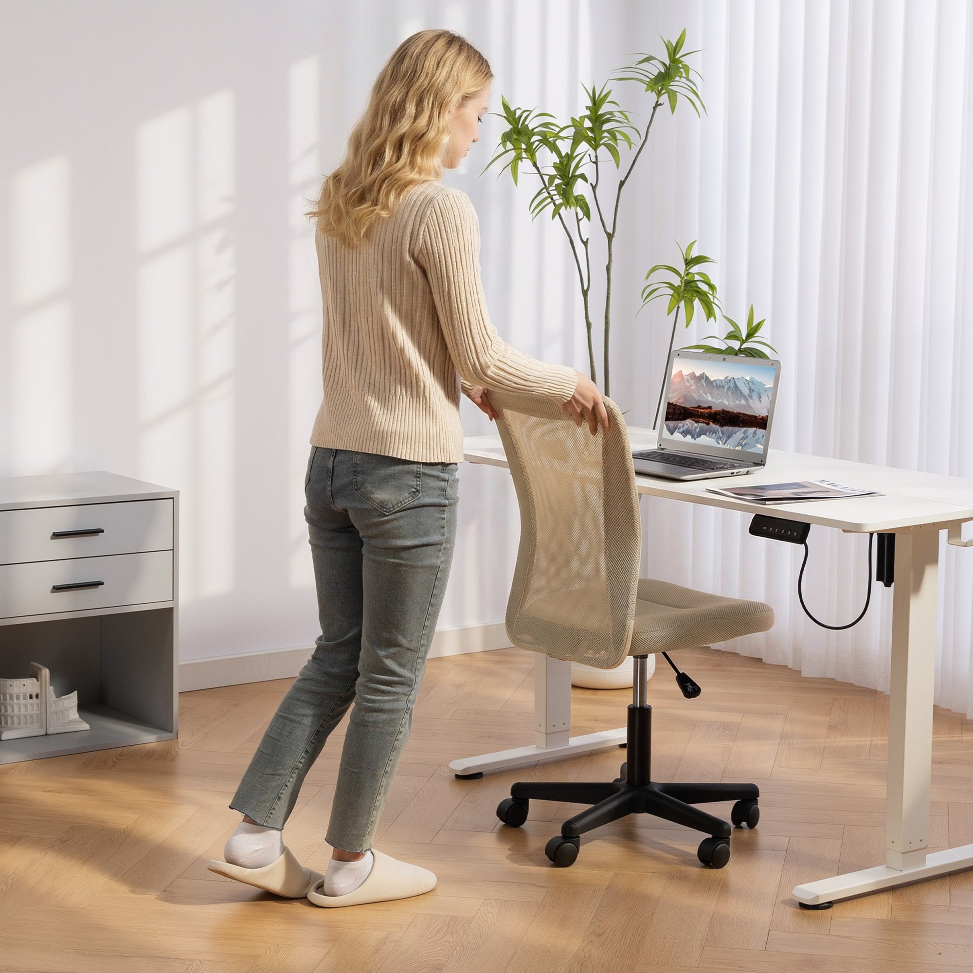 Vinsetto Computer Desk Chair, Mesh Office Chair with Adjustable Height and Swivel Wheels, Armless Study Chair, Beige 